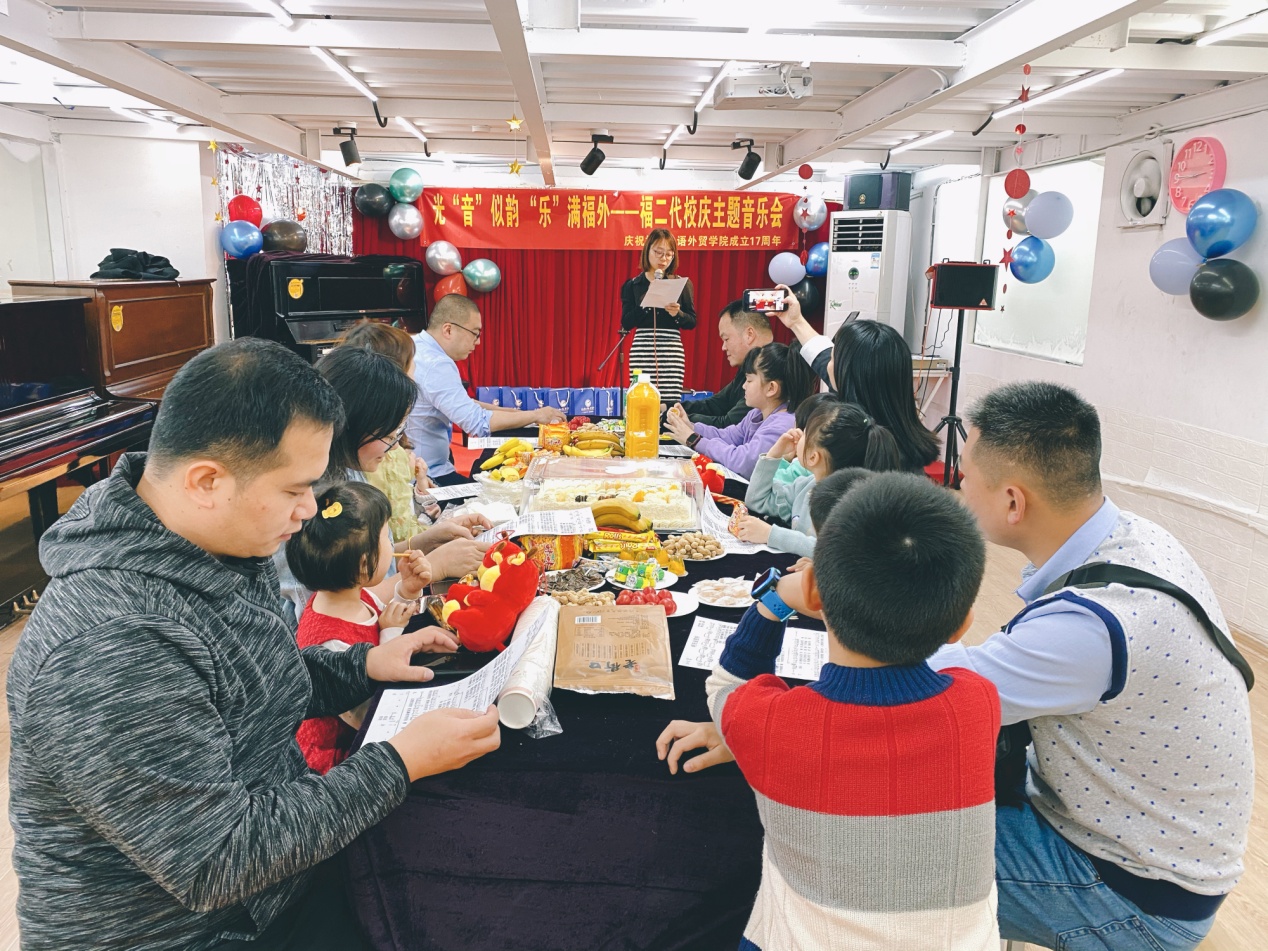 小孩们在吃东西的一群人描述已自动生成